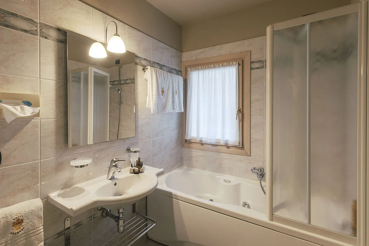 bagno-camera-elegance-hotel-astoria