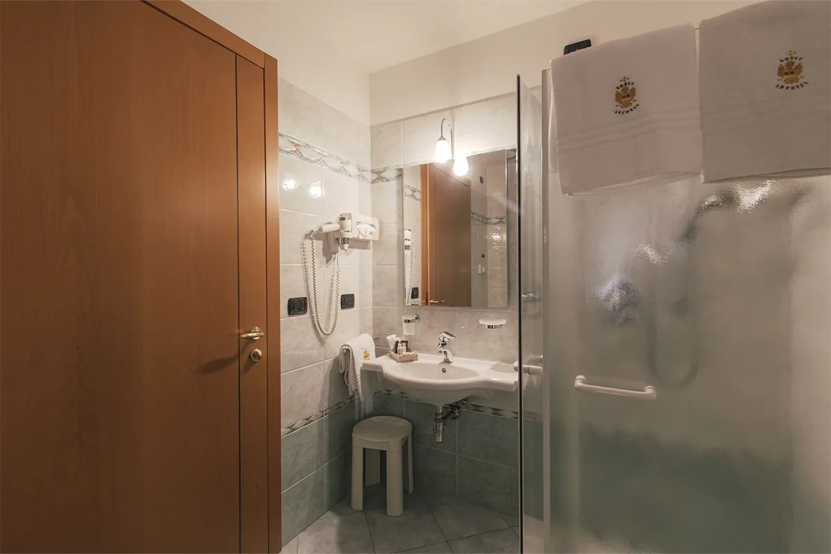 hotel-astoria-family-room-bathroom