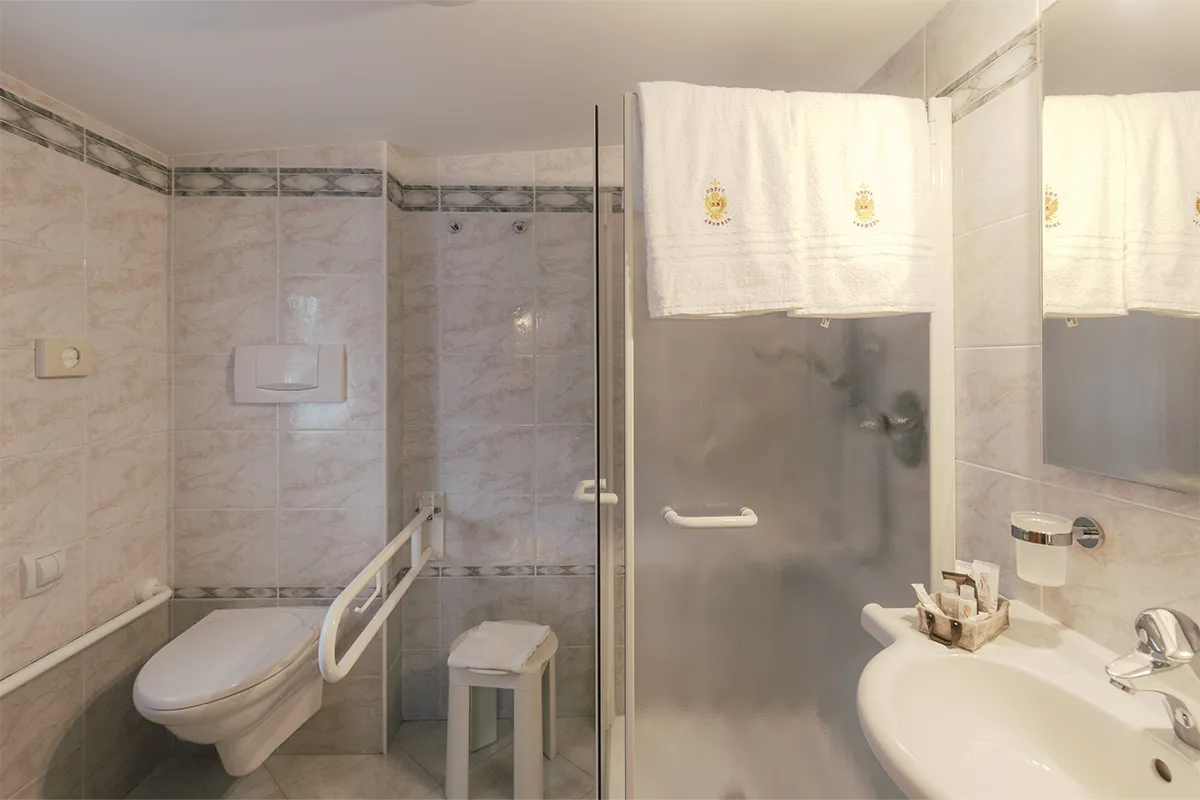 hotel-astoria-junior-suite-bathroom